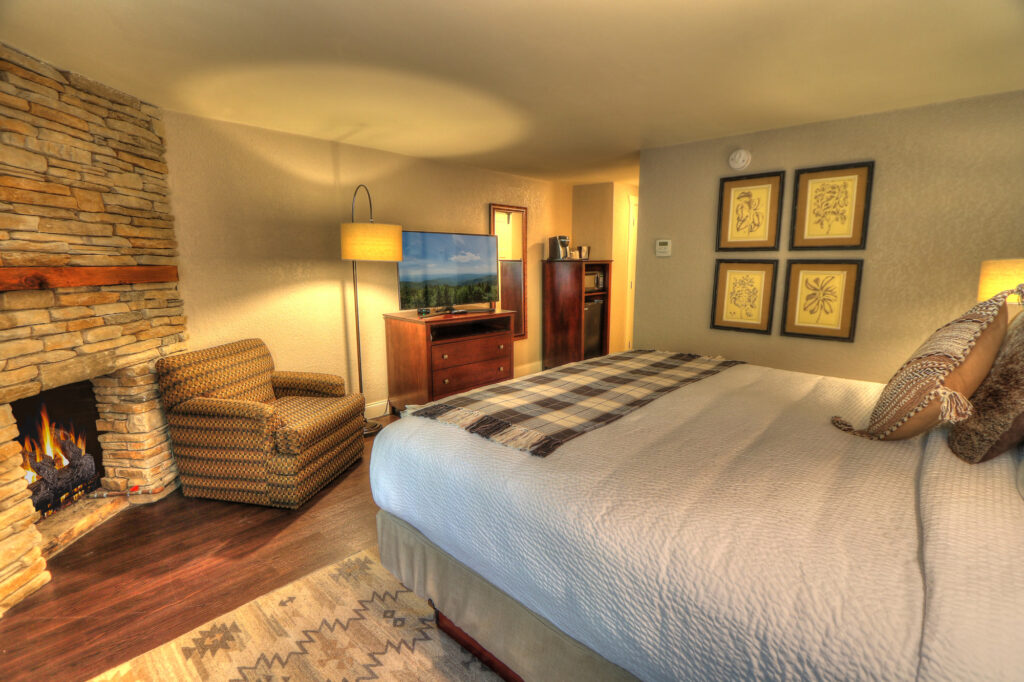 Deluxe King room with fireplace and jetted tub, River Edge Inn